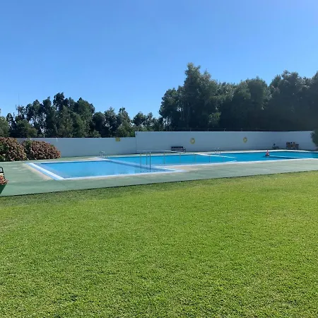 Con Piscina En El Centro De Apartment