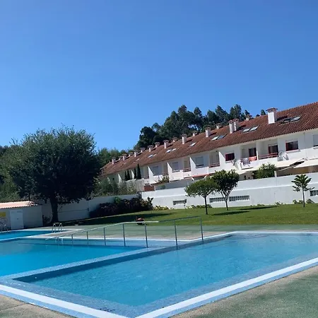 Con Piscina En El Centro De Lägenhet