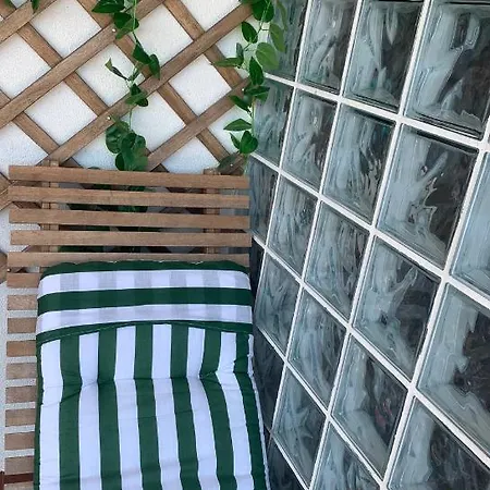 Con Piscina En El Centro De *