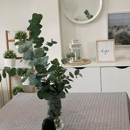 Con Piscina En El Centro De Lägenhet *