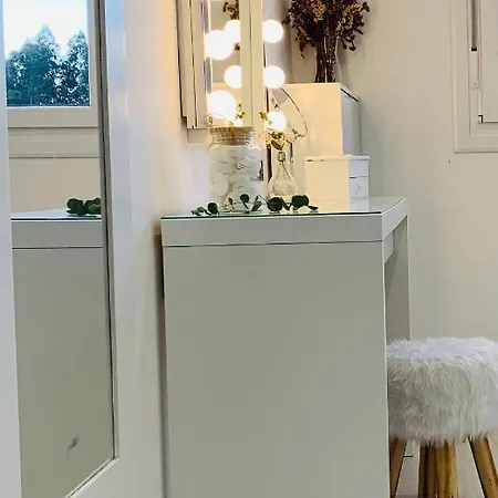 Con Piscina En El Centro De Lägenhet