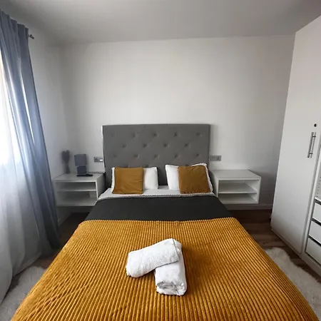 Con Piscina En El Centro De * Санхенхо