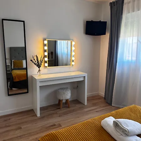 Con Piscina En El Centro De