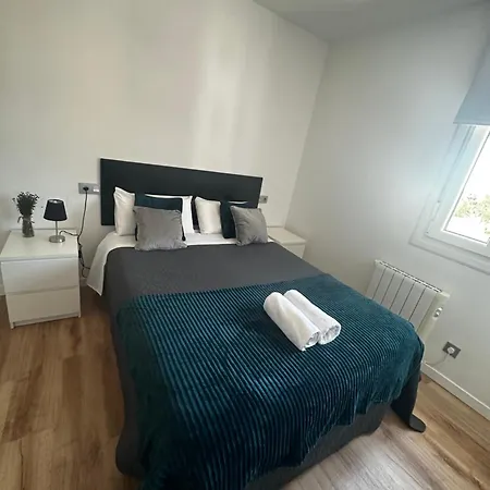 Con Piscina En El Centro De Lägenhet