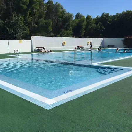 Con Piscina En El Centro De Lägenhet