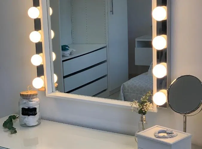 Con Piscina En El Centro De *