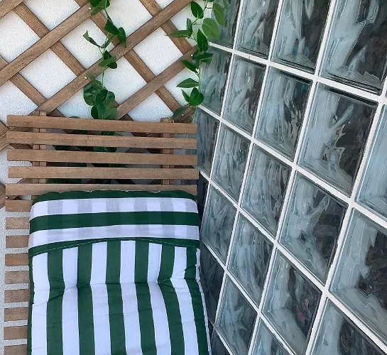 Con Piscina En El Centro De *