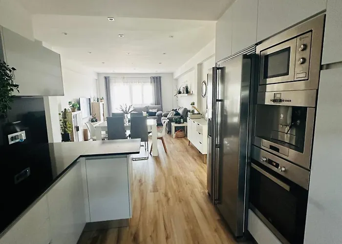 Con Piscina En El Centro De