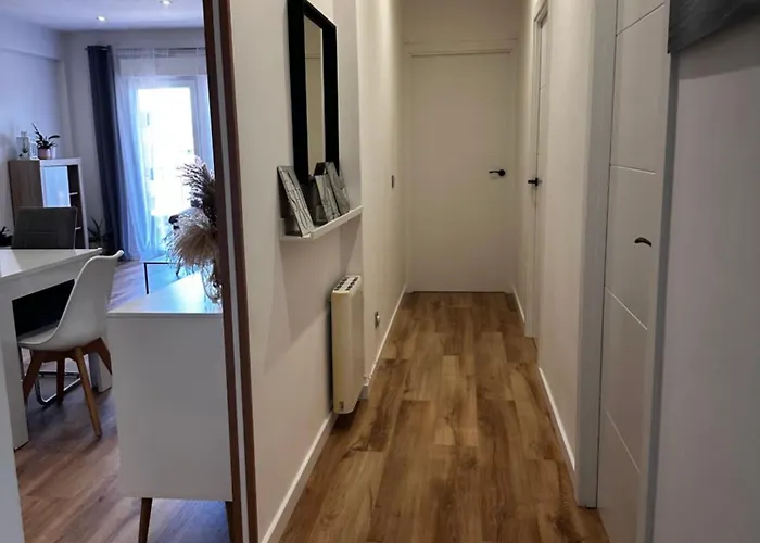 Con Piscina En El Centro De *