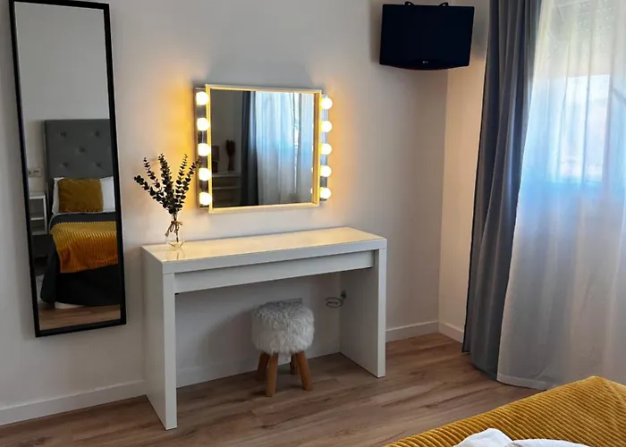 Con Piscina En El Centro De